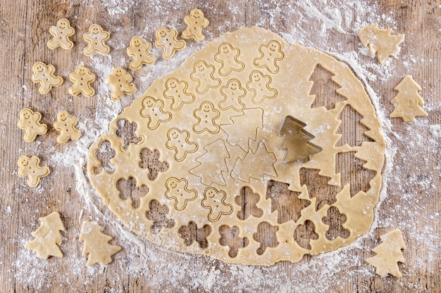Foto galletas de jengibre recién cortadas