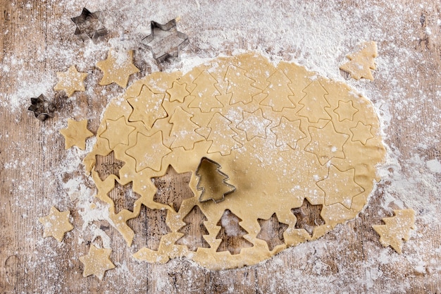 Galletas de jengibre recién cortadas