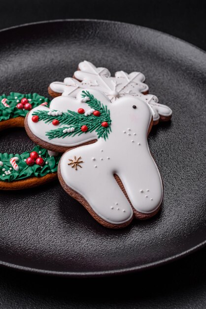 Galletas de jengibre recién horneadas deliciosas de navidad o año nuevo