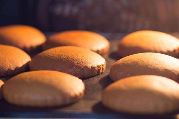 Galletas de jengibre redondas que se elevan en el horno durante la cocción