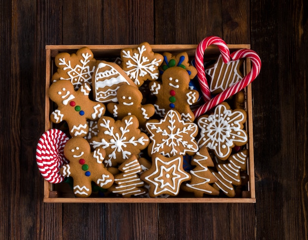 Galletas de jengibre sobre fondo de madera