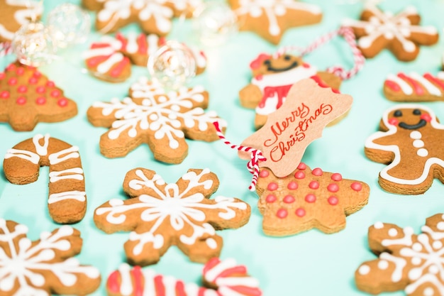 Galletas de jengibre tradicionales hechas en casa como regalos de comida.