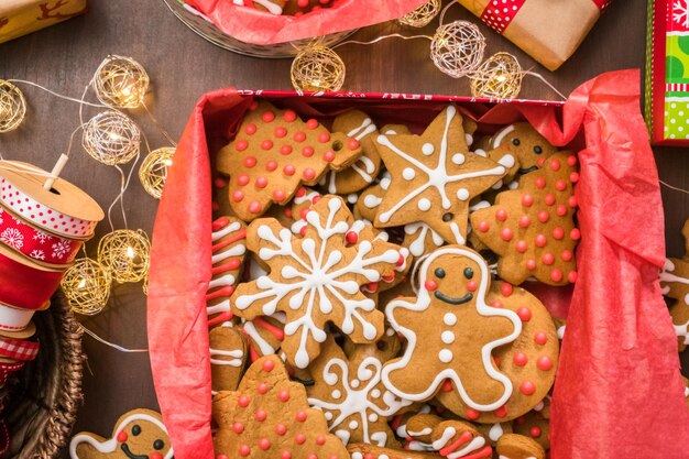 Galletas de jengibre tradicionales hechas en casa como regalos de comida.