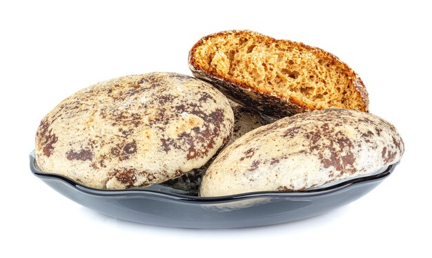 Galletas de jengibre tradicionales rusas en un plato de vidrio ahumado aislado en blanco