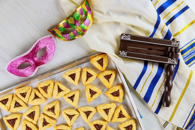 Foto galletas judías para purim con máscara, talit y matraz