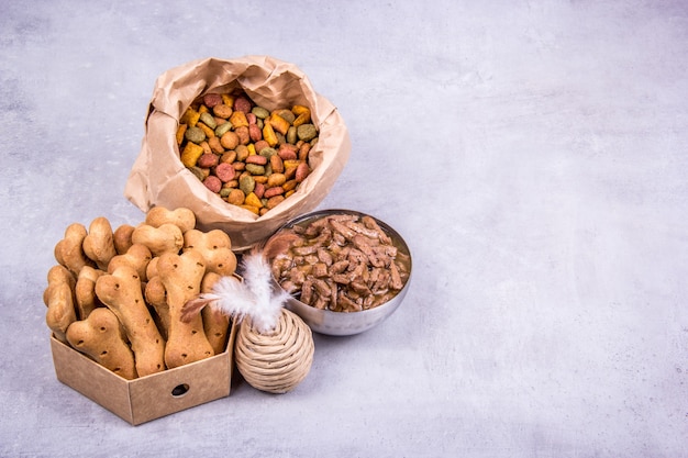 Galletas y juguetes de comida seca y húmeda