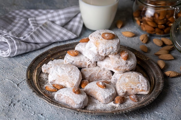 Galletas Kavala tradicionales con almendras