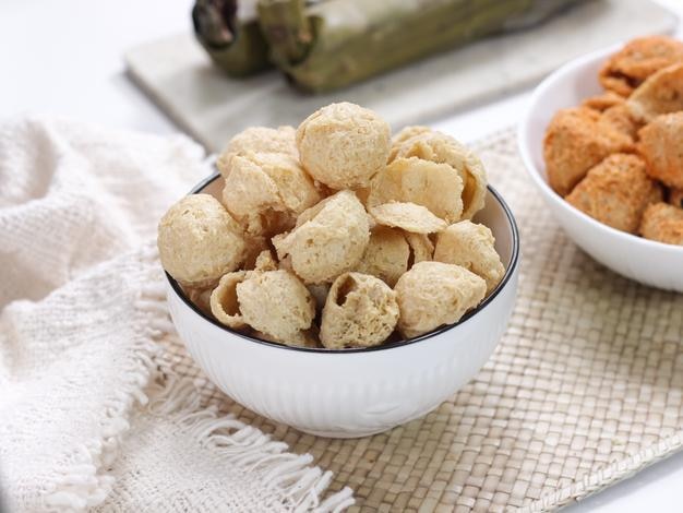 Galletas Kerupuk Tahu o tofu, un bocadillo tradicional indonesio hecho de tofu