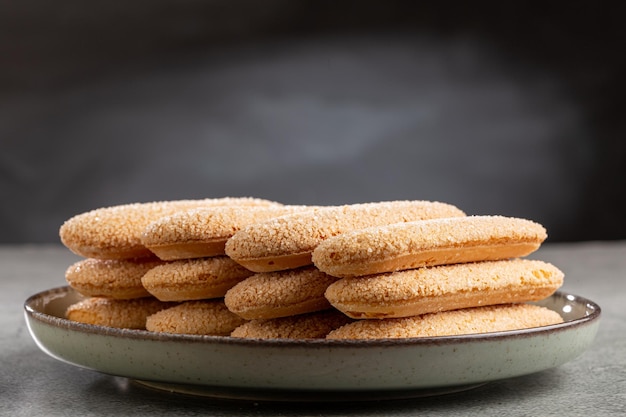 Galletas Ladyfingers en la mesa