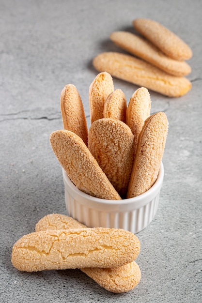 Galletas Ladyfingers en la mesa