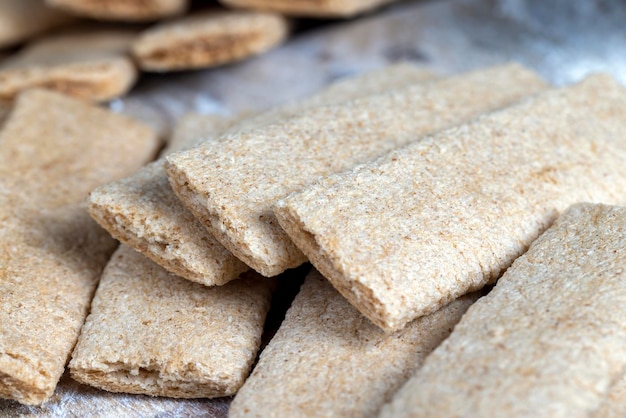 Galletas largas de trigo rellenas con puré de diferentes frutas galletas con relleno de frutas en la mesa con harina