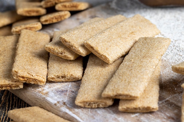 Galletas largas de trigo rellenas de puré de diferentes frutas