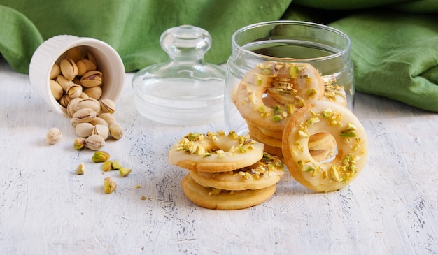 Galletas de limón en forma de anillos con pistachos y glaseado.