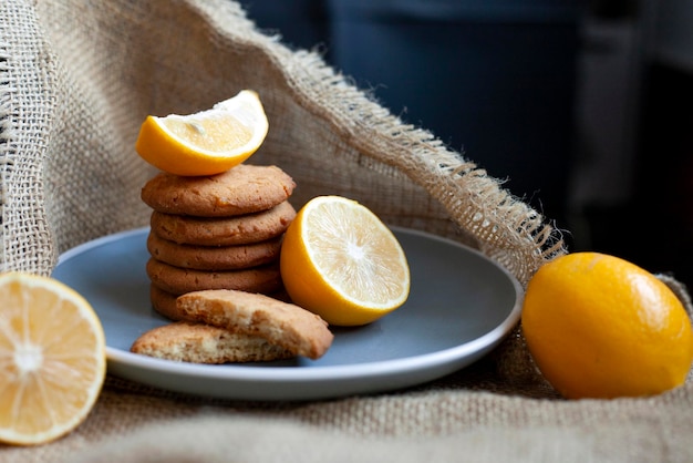 Galletas de limón hechas en casa horneando cítricos deliciosamente yace sobre una mesa