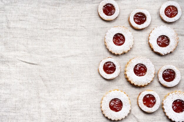 Galletas linzer caseras en vista superior del mantel arrugado