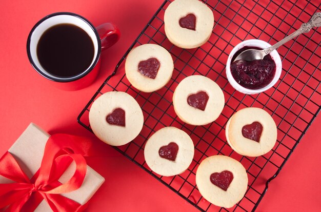 Galletas Linzer tradicionales en forma de corazón con mermelada de fresa