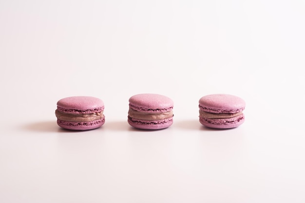 Galletas de macaron rosa Aisladas sobre fondo blanco Sabroso postre