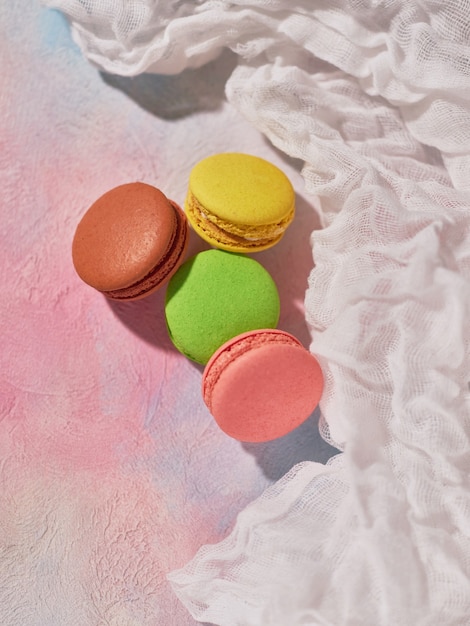 Galletas de macarrón en una mesa de color con mantel