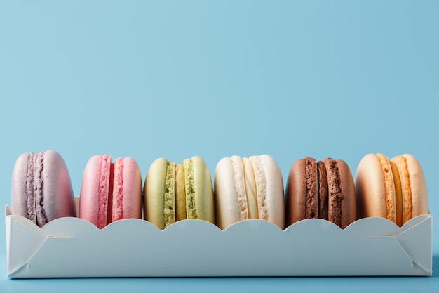 Galletas de macarrones macarrones franceses multicolores en una caja blanca