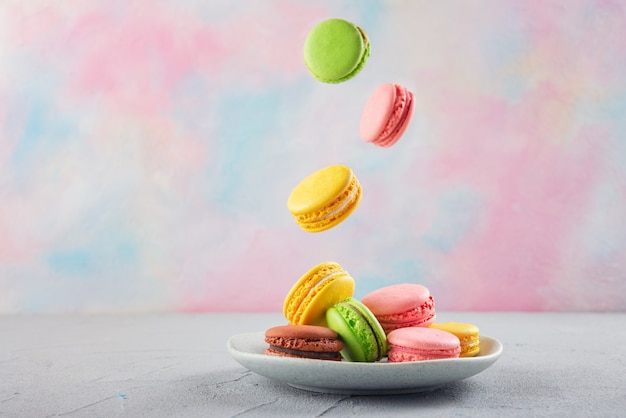 Galletas de macarrones multicolores en un plato