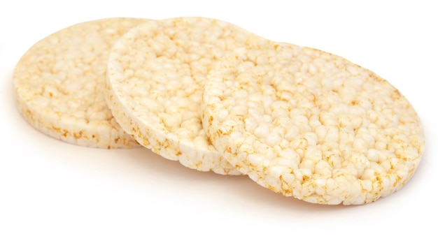 Galletas de maíz palomitas crujientes sobre fondo blanco.