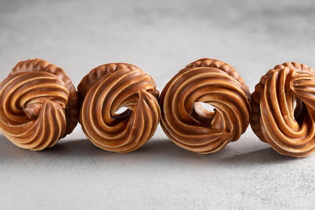 Foto galletas con malvaviscos de chocolate con leche y caramelo sobre un fondo blanco