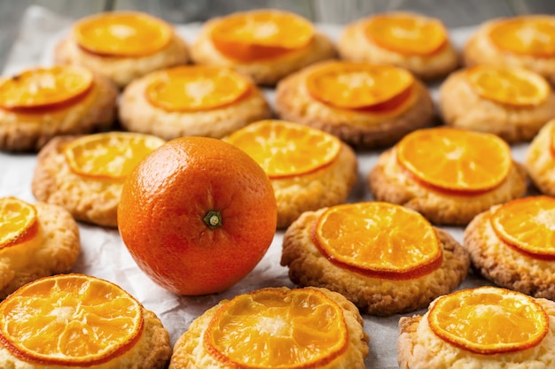 Galletas de mandarina y Navidad con rodajas de mandarina. Enfoque selectivo.