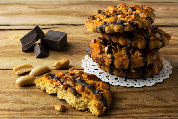 Galletas de maní caseras con cobertura de chocolate