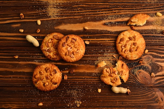 Galletas de maní en mesa de madera con azúcar