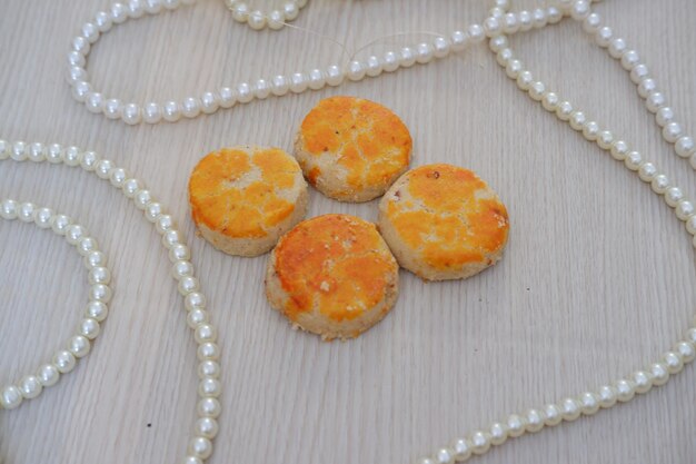 galletas de maní con perlas en una mesa de madera de cerca