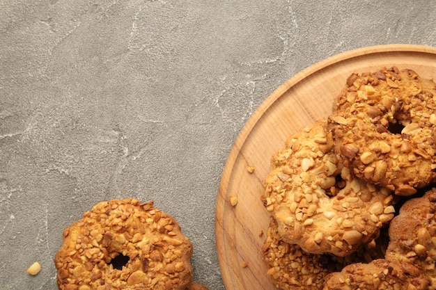 Galletas de maní en tabla de cortar sobre fondo gris Productos de panadería