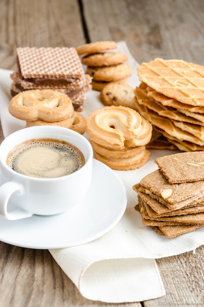 Galletas de mantequilla y almendras en mesa de madera