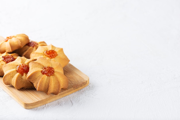 Galletas de mantequilla para el año nuevo chino en tablero de madera Shortbread kurabye