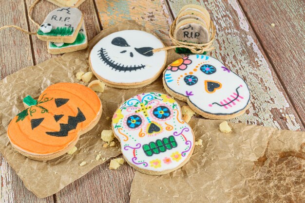 Galletas de mantequilla de calavera y calabaza sobre papel marrón.