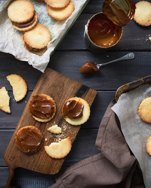 Galletas de mantequilla con caramelo salado Preparación de postre Galletas en una mesa de madera