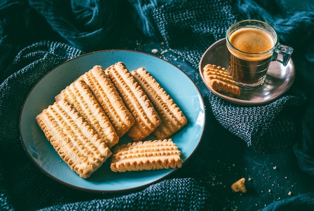 Galletas de mantequilla caseras tradicionales con una taza de café