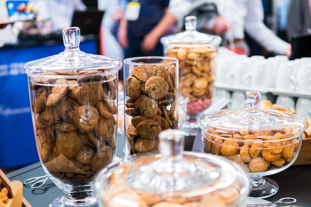 Galletas de mantequilla en cristalería y otros dulces en la mesa del buffet durante la pausa para el café