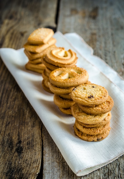 Galletas de mantequilla dispuestas en una fila.