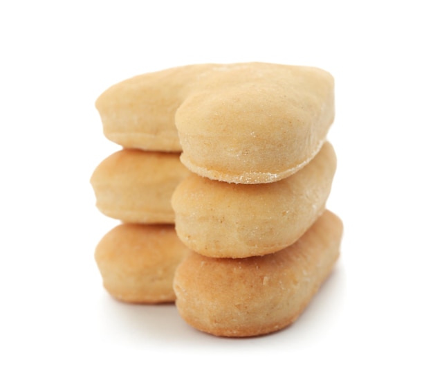 Galletas de mantequilla en forma de corazón sobre fondo blanco.