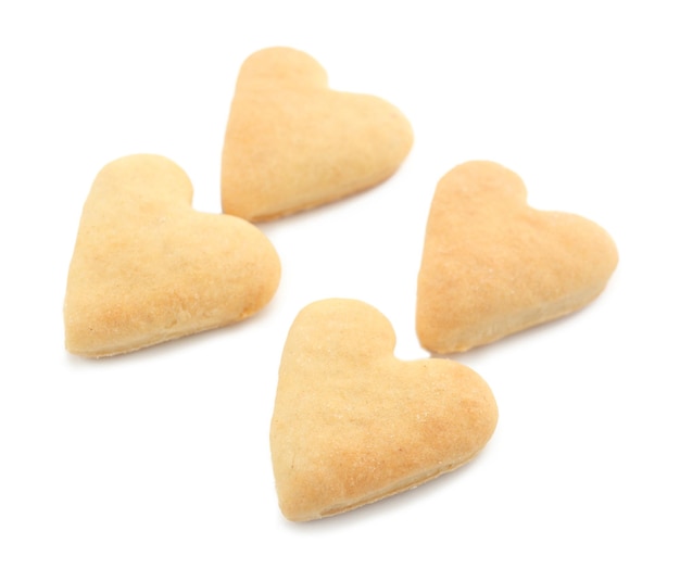 Galletas de mantequilla en forma de corazón sobre fondo blanco.