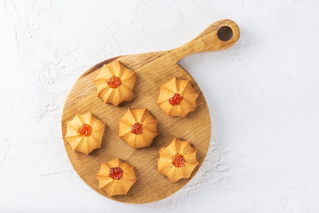 Galletas de mantequilla frescas para el Año Nuevo Chino en tablero de madera Shortbread kurabye