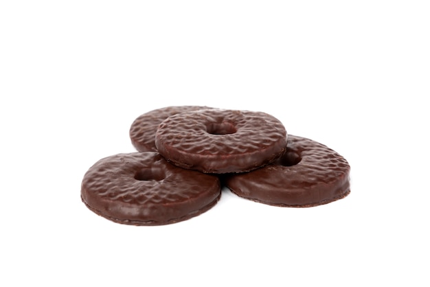 Galletas de mantequilla en glaseado de chocolate aislado sobre fondo blanco.