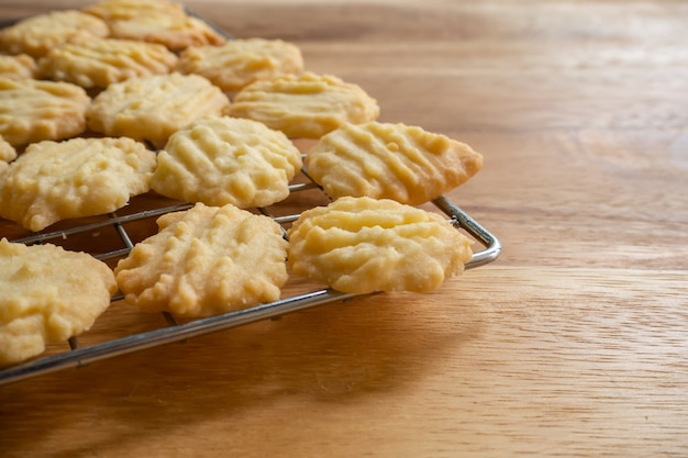 Foto galletas de mantequilla hechas en casa en la tabla de madera.