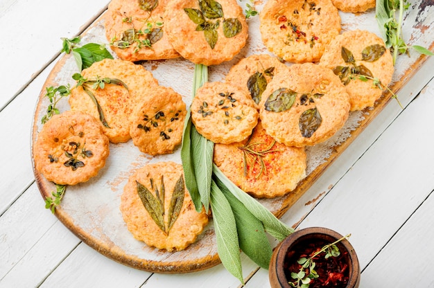 Galletas de mantequilla con hierbas picantes Galletas con salvia, tomillo y romero.