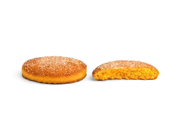 Galletas de mantequilla de naranja aislado sobre fondo blanco.