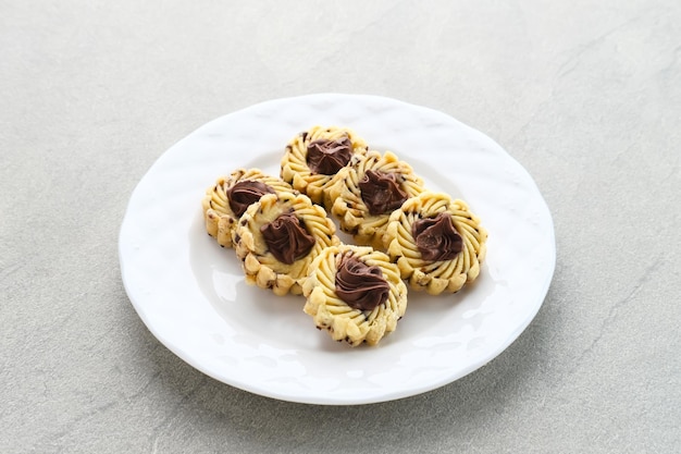 Galletas de mantequilla Nutella, galletas populares para las celebraciones de Eid en Indonesia, servidas en un plato blanco