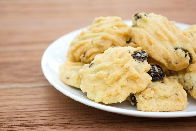 Galletas de mantequilla en el plato blanco.