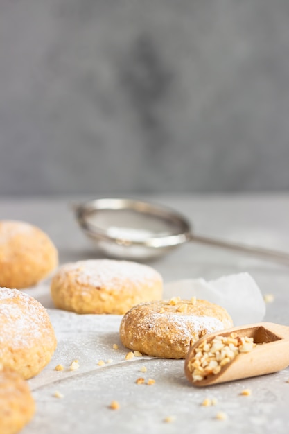 Foto galletas de mantequilla recién horneadas con maní espolvoreado con azúcar en polvo
