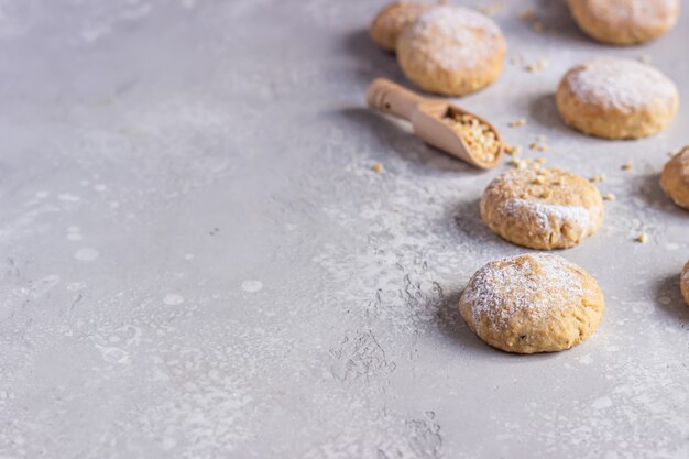 Galletas de mantequilla recién horneadas con maní espolvoreado con azúcar en polvo