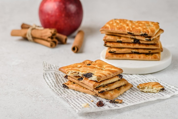 galletas de mantequilla rectangulares con pasas